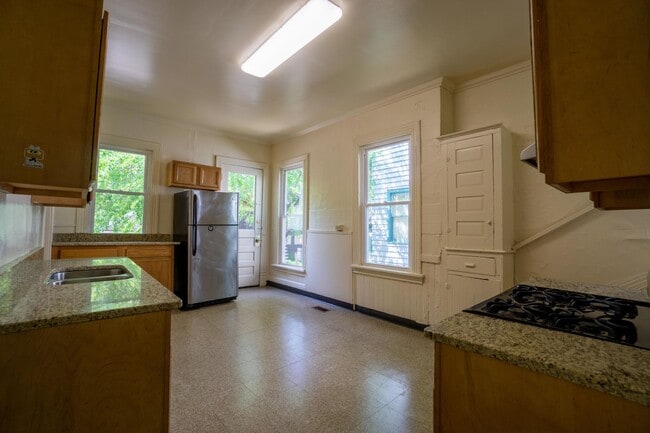 Building Photo - AVAIL 6/1/26 - Charming 5 bedroom Home wit...