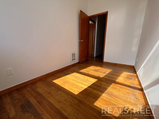 Building Photo - Lovely 2 BED in Sunset Park