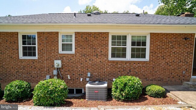 Building Photo - 5012 Larno Dr