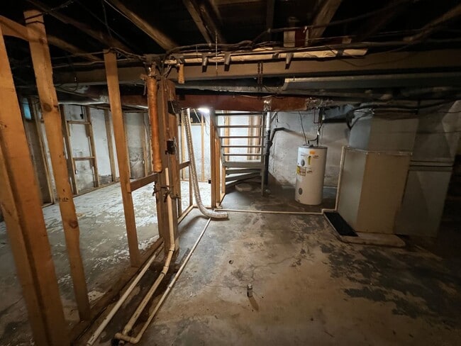 Building Photo - Available Mid-May 4 Bedroom / 1.5 Bathroom for Rent