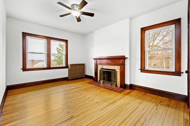 Building Photo - AVAILABLE FOR EARLY DECEMBER! Do not miss this HUGE 3-BEDROOM / 2-BATHROOM home in CARRICK!  SECT...