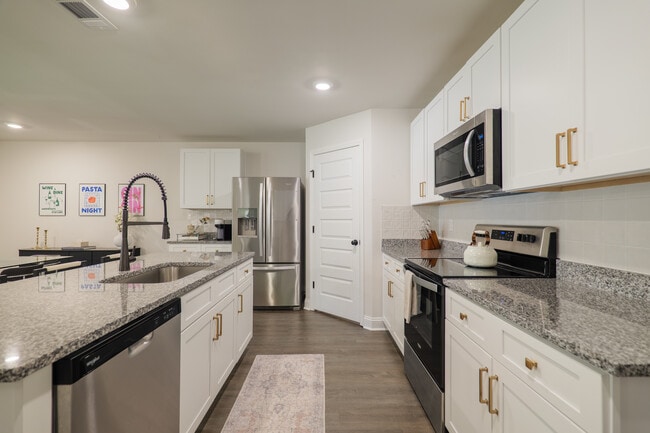 Building Photo - 3021 Reynolda Dr