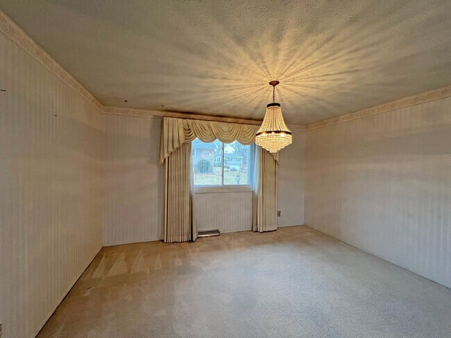 Building Photo - 4 Bedroom, 2 Bathroom Brick Ranch Home For Lease in Peoria, IL