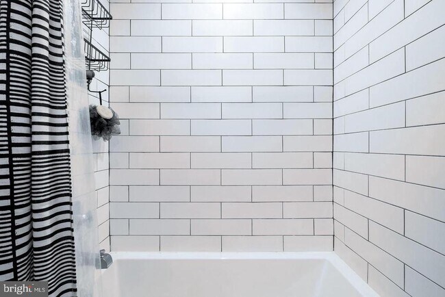 Building Photo - 1617 Hope St