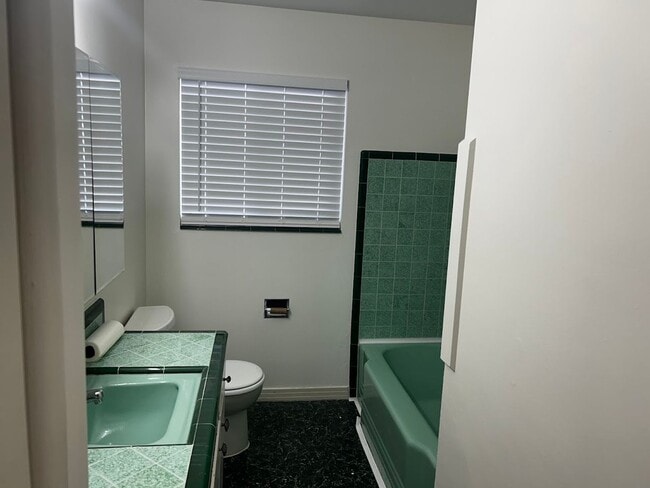 Building Photo - Newly Painted 2-Bedroom Apartment in SLC!