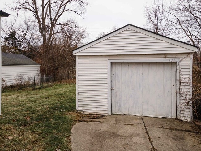 Building Photo - $1295- 4 Bed / 1.0 Bath Newly Renovated Ho...
