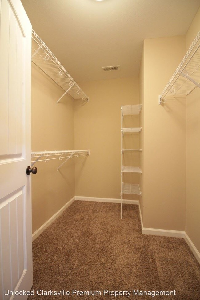 Building Photo - 5 br, 3 bath House - 1684 Putnum Drive