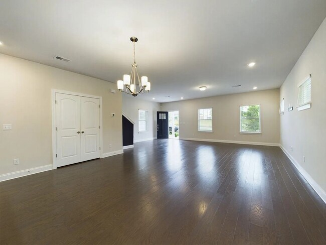 Building Photo - 3 Bed/2.5 Bath Beautiful Newer Constructio...
