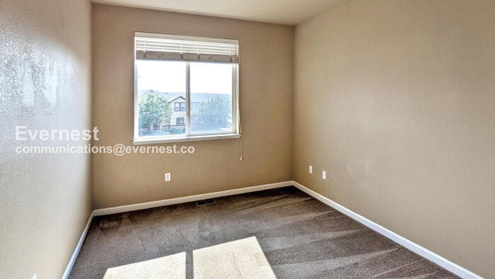 Building Photo - 2921 Kansas Dr