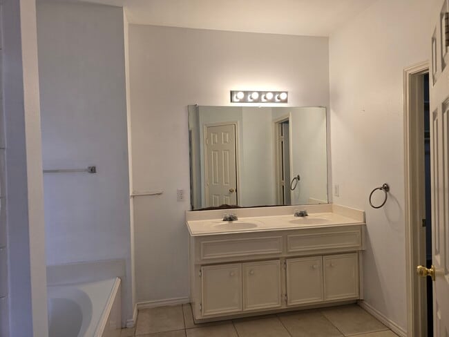 Building Photo - 2910 Plum Lake Dr