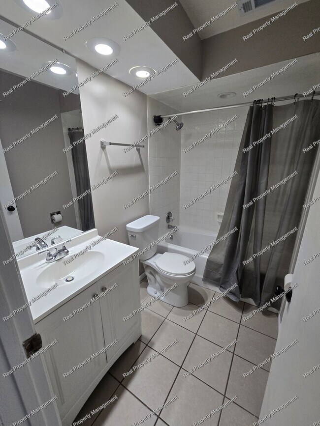 Building Photo - Two Bed Two Bath Munster Condo