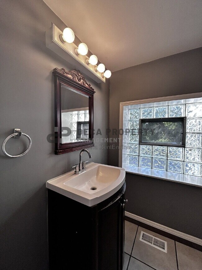 Building Photo - 1555 Salerno Dr