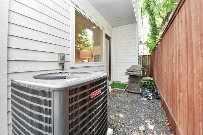 Building Photo - 849 Martin St