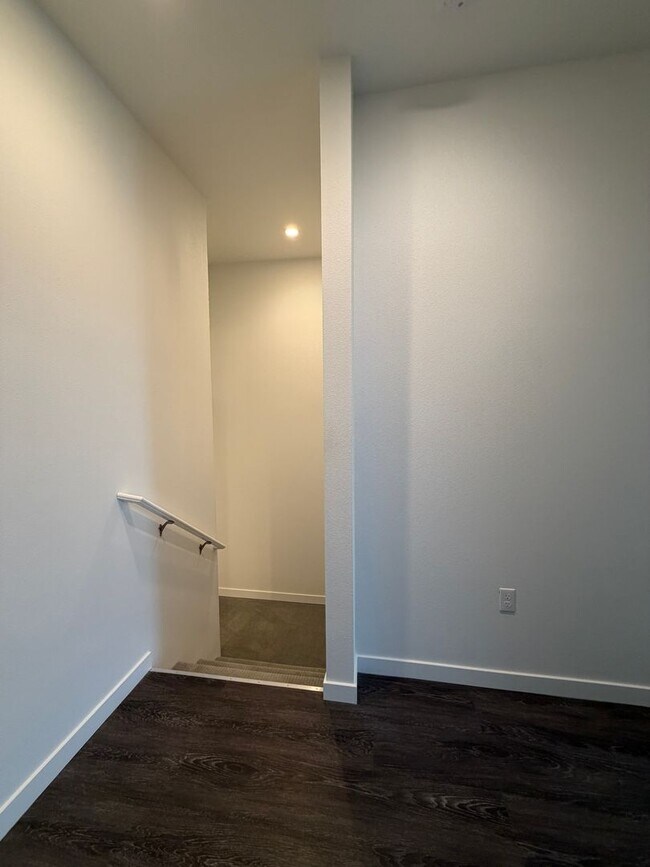 Building Photo - 2001 W 7th Ave