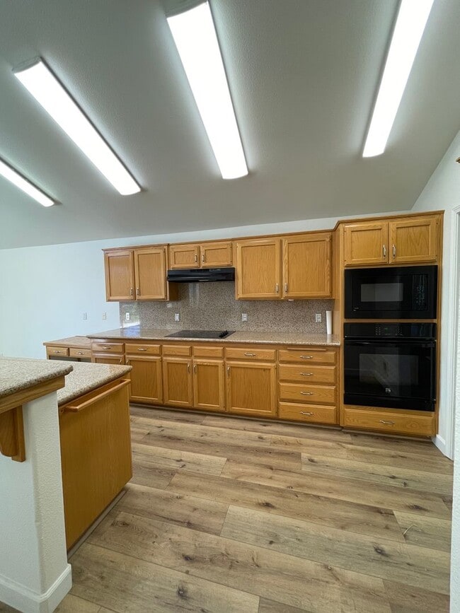 Building Photo - NEWLY LISTED & READY TO DAZZLE!