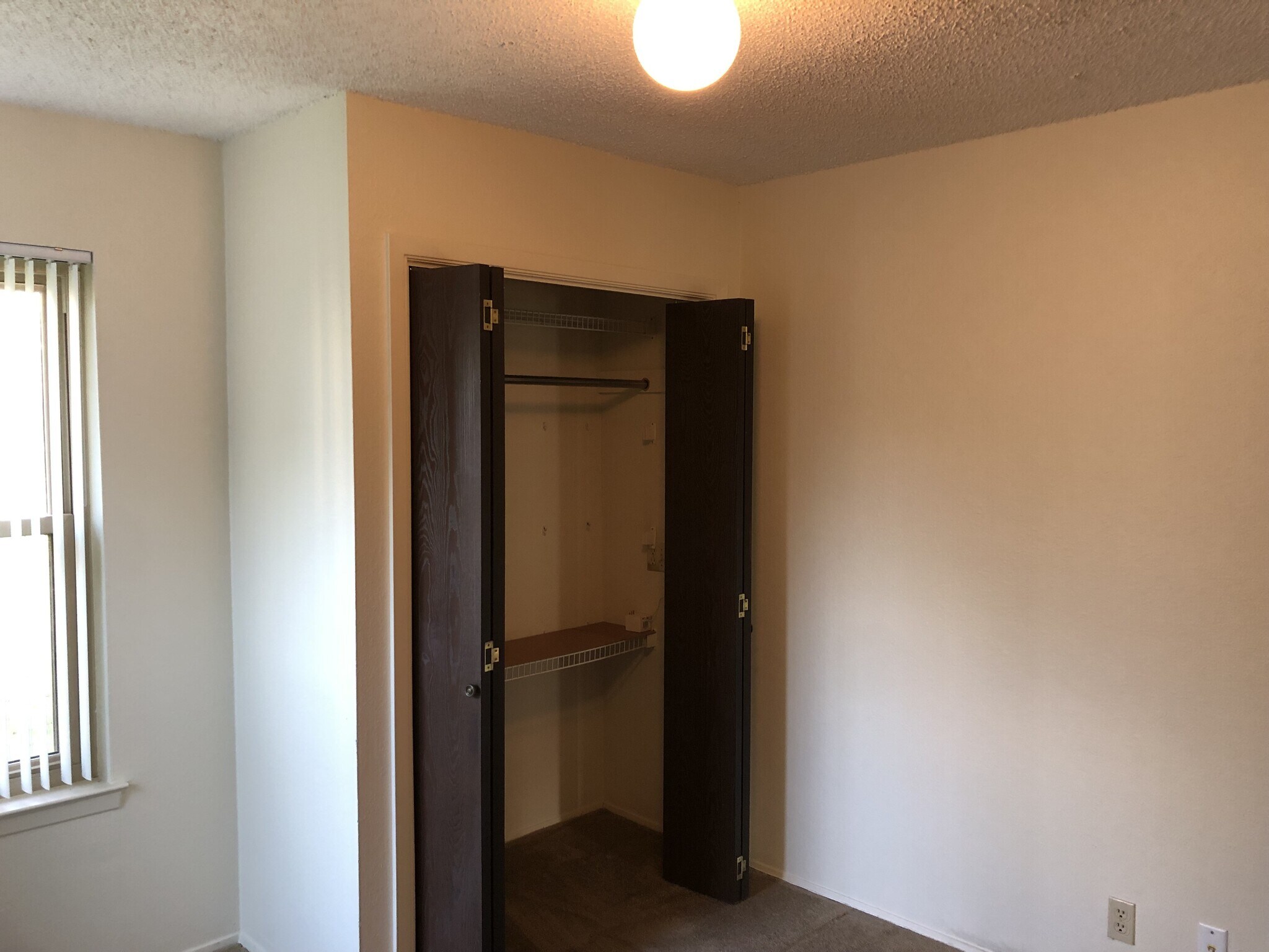 Building Photo - 914 W Meadowmere Ln