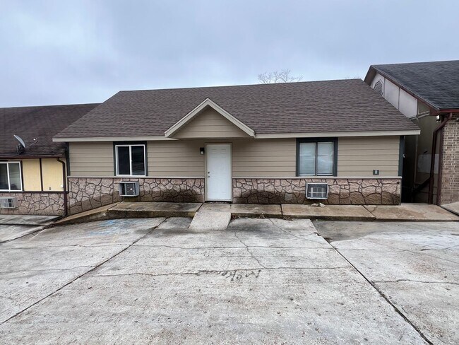 Building Photo - 2323 US-65