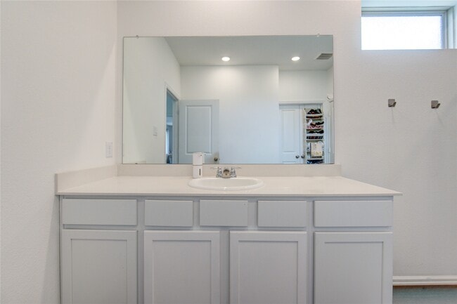 Building Photo - 26627 Ledgemont Dr