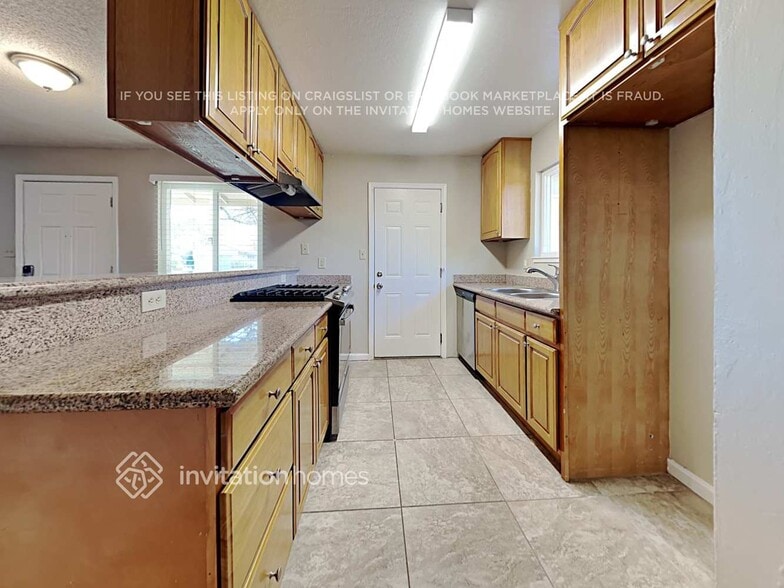 Building Photo - 1658 Ashwood Dr