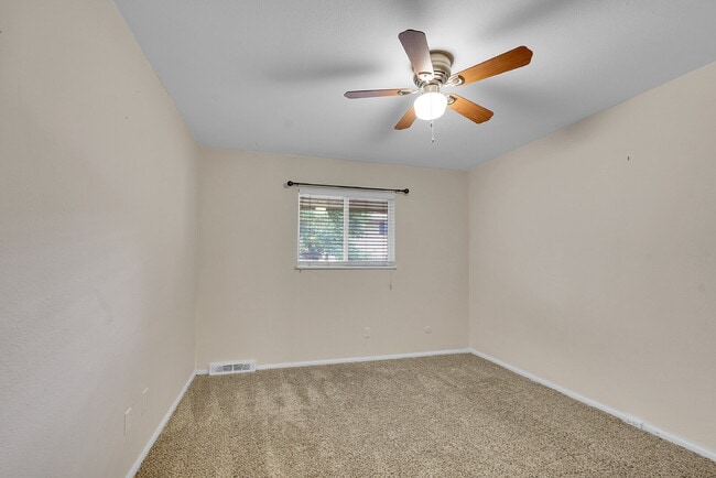 Building Photo - $2,550.00 - 4 Bedrooms, 2.5 Bathroom, Town...