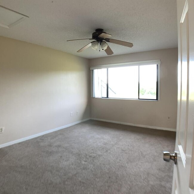 Building Photo - 9530 Darien Ave