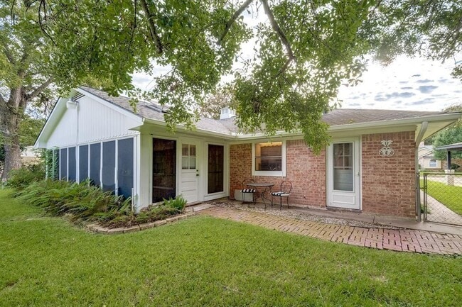 Building Photo - 810 Borden St
