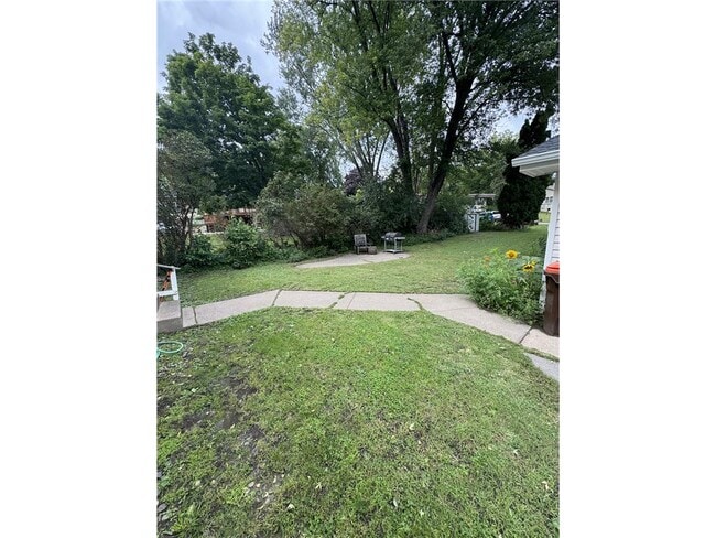 Building Photo - 571 County Rd B E