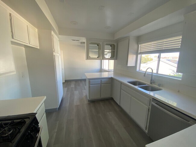 Building Photo - Julian House (DMM125)