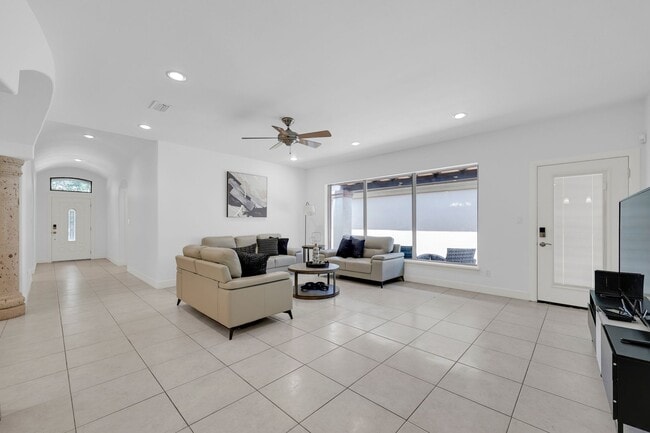 Building Photo - Fully Furnished & Move-In Ready!