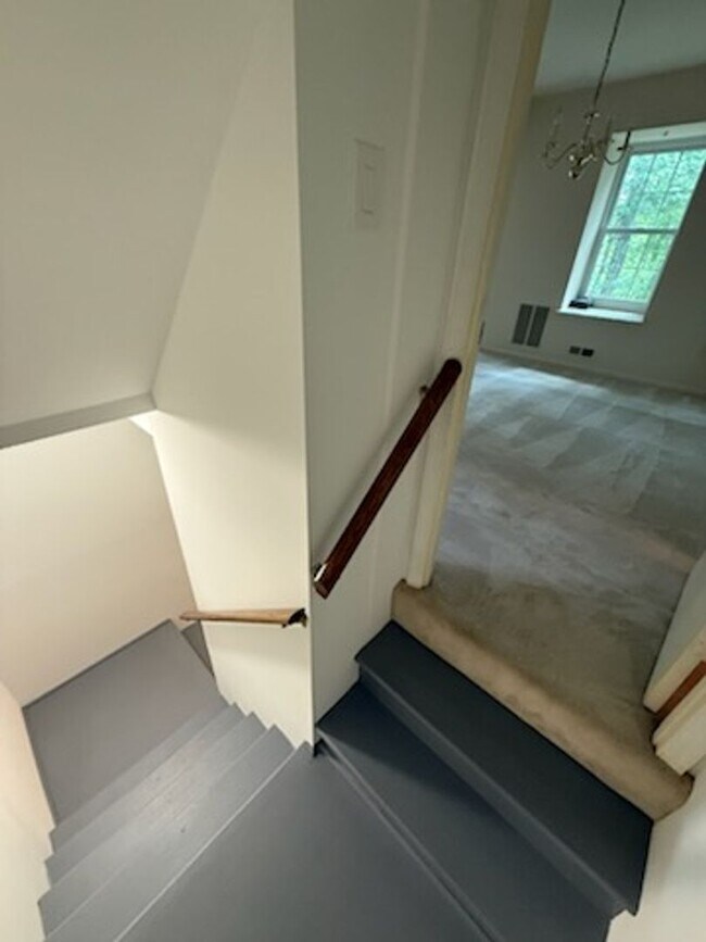 Building Photo - Updated 4BR Townhome!