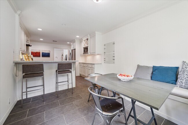 Building Photo - 3215 Castlewood St