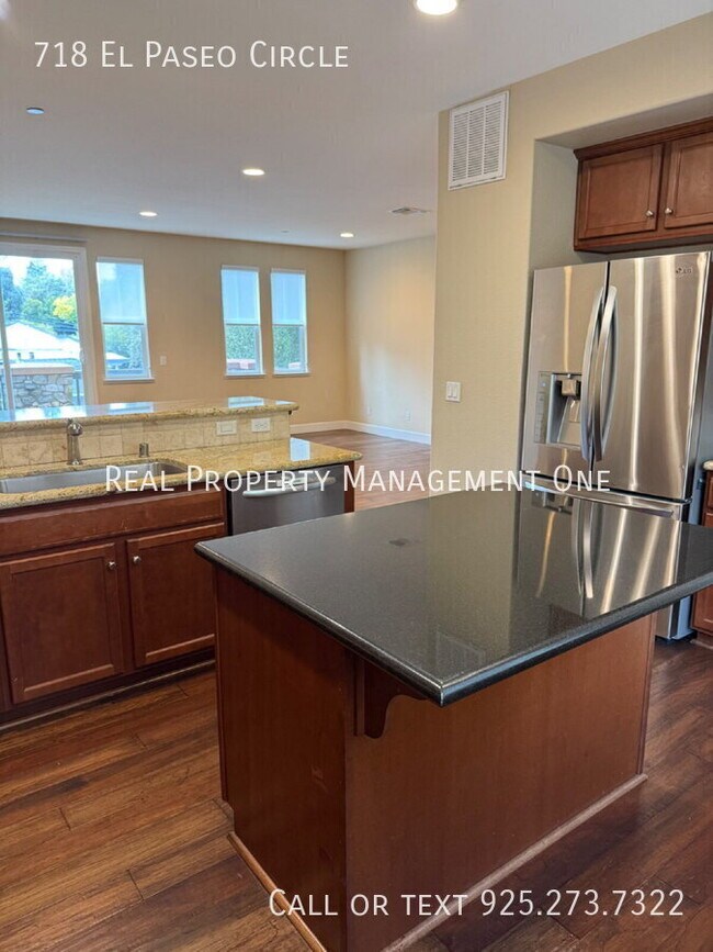 Building Photo - 718 El Paseo Cir