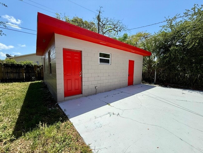 Building Photo - 926 33rd St