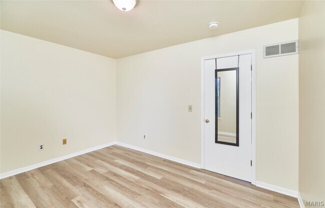 Building Photo - 61 Woodlake Ct