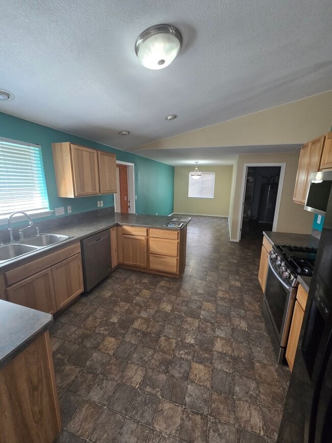 Building Photo - Cozy home Madras Oregon