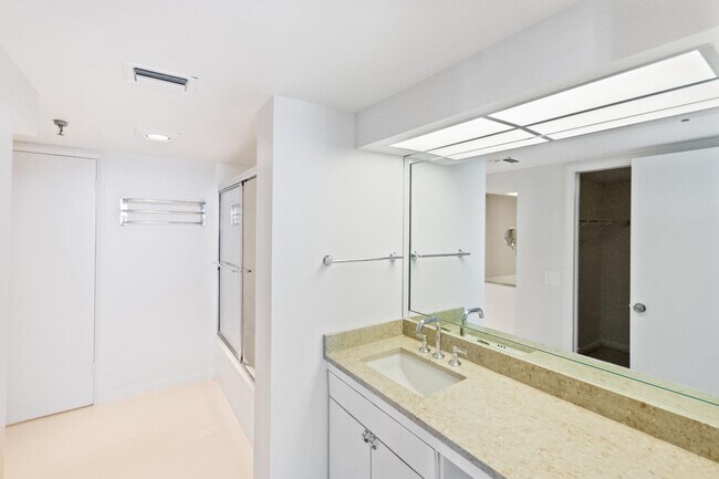 Building Photo - 123 Lakeshore Dr