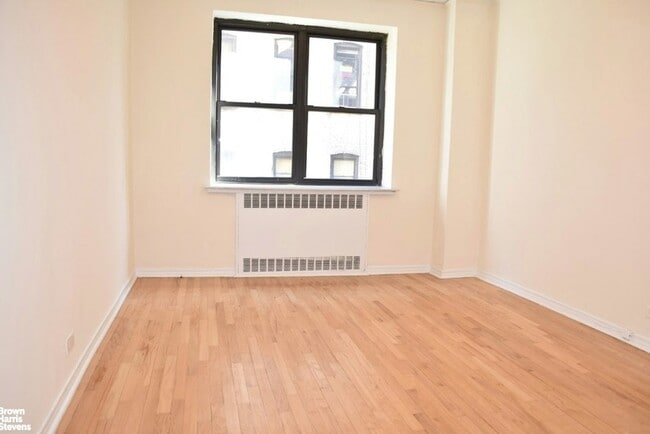 Building Photo - 205 Pinehurst Ave