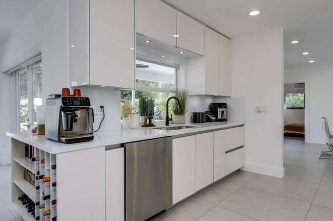 Building Photo - 1049 W Palmetto Park Rd