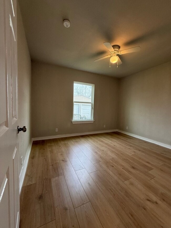 Building Photo - 3/1 Located in near downtown eating & shopping - Newly Remodeled - FENCED YARD