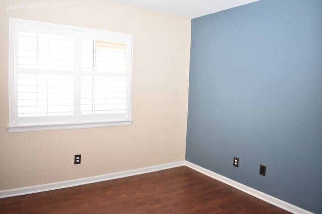 Building Photo - 3 bd 2.5 ba, Condo With Community Pool (Chula Vista, 91910)