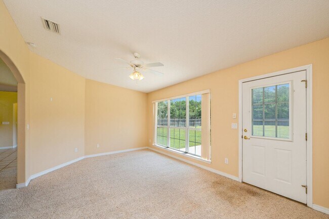 Building Photo - Spacious Home in Navarre!