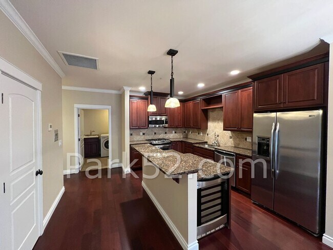 Building Photo - 1 Bed 1.5 Bath Theater District Condo + Am...
