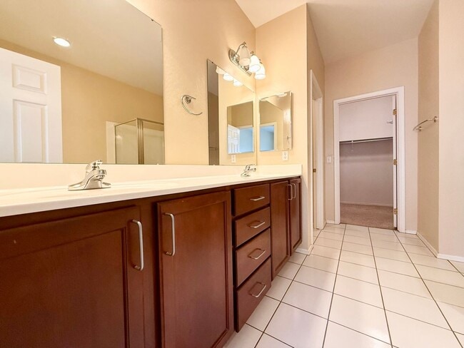 Building Photo - 2 bedroom + a den in Quailwood….amenities ...