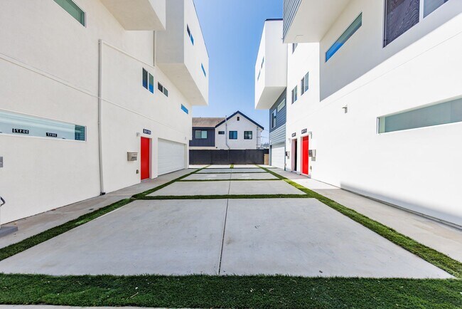 Building Photo - 3015 Alsace Ave