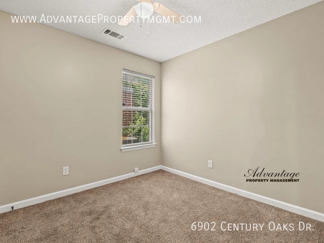 Building Photo - 6902 Century Oaks Dr