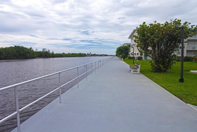 Building Photo - 300 Horizon W