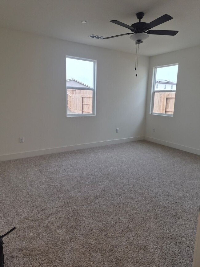 Building Photo - Large 4-Bedroom, 3-Bath Home