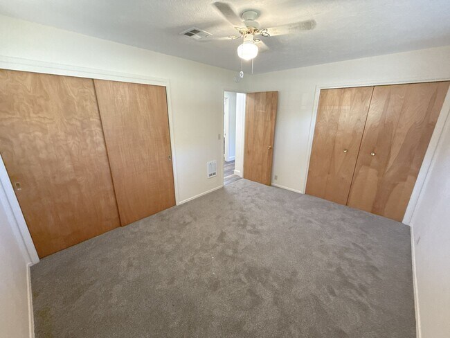 Building Photo - 3 Bedroom, 2.5 Bath House