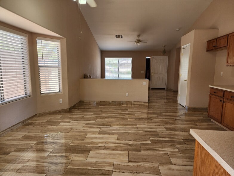 Building Photo - 12633 W Clarendon Ave