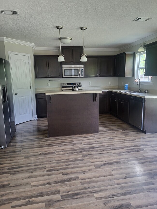 Building Photo - 1113 Creekside Cir